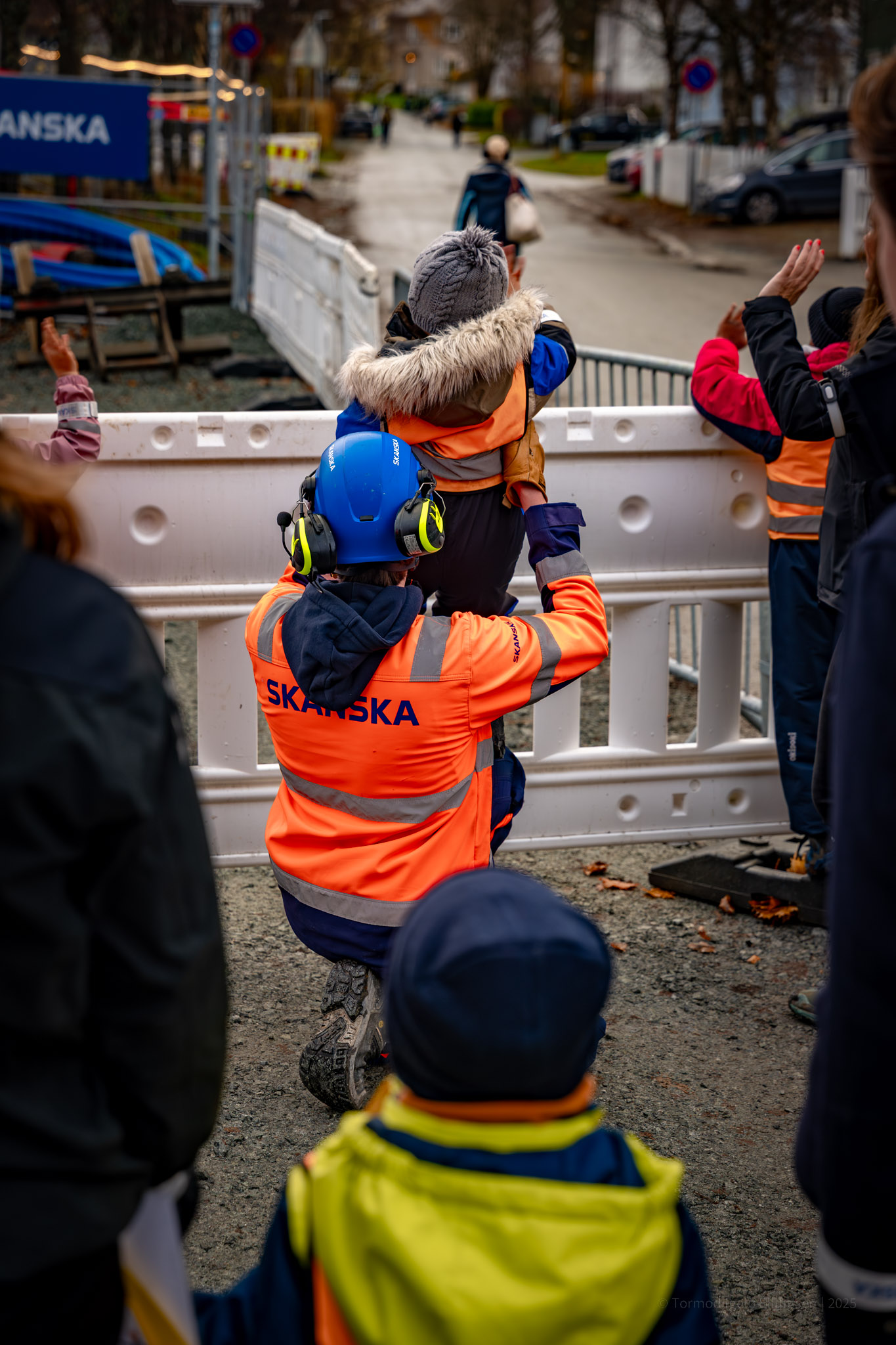 Besøk fra Lerkendal barnehage utenfor byggeplassen