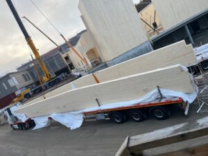 Lossingen av den første av 4 dragere med en lengde på 26 meter starter